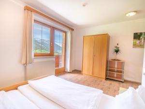 sypialnia z łóżkiem i dużym oknem w obiekcie Apartment Neustift near Stubai Ski Lift w Neustift im Stubaital