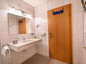 łazienka z umywalką i lustrem w obiekcie Apartment Neustift near Stubai Ski Lift w Neustift im Stubaital +32 zdjęcia