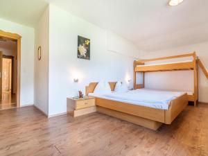 sypialnia z łóżkiem z drewnianą ramą łóżka w obiekcie Apartment Neustift near Stubai Ski Lift w Neustift im Stubaital