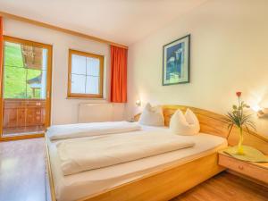 1 dormitorio con 2 camas y ventana en Spacious Apartment in the Stubaital with Mountain Views, en Neustift im Stubaital