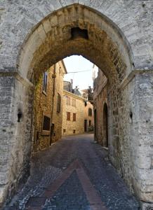 an archway in a stone building with a street at Martinahouse in Vico nel Lazio