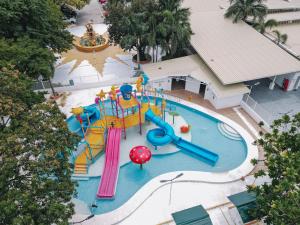 Bazén v ubytování Villa Excellance Beach and Wave Pool Resort nebo v jeho okolí