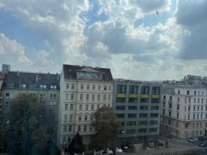 un edificio blanco con techo encima en Rooftop Room 2 en Viena
