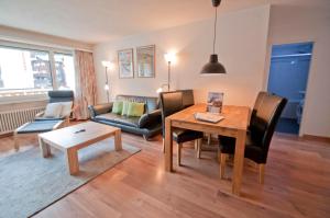 - un salon avec une table et un canapé dans l'établissement Haus Viktoria A, Apartment Stockhorn, à Zermatt