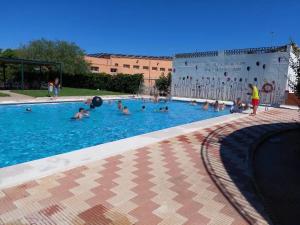 un grupo de personas en una piscina en Casa La Placeta, en Fortaleny