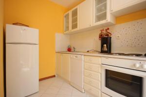 Η κουζίνα ή μικρή κουζίνα στο Family friendly apartments with a swimming pool Veprinac, Opatija - 3442