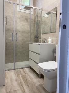 a bathroom with a toilet and a shower at Apartamentos Montalvo Alessandri in Torremolinos