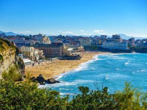 Toki Eder chez Marisol, piscine chauffée, décoration soignée et océan à 15 minutes entre Bayonne et Hossegor في Saint-Martin-de-Seignanx: اطلاله على شاطئ عليه ناس