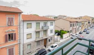 a view of a city street with buildings at InnPisaRentals - Charme Pisa Toscana 2 in Pisa