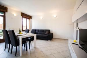 a living room with a table and a couch at InnPisaRentals - Charme Pisa Toscana 2 in Pisa