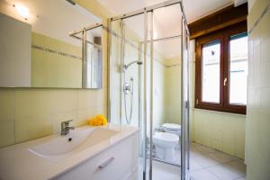 uma casa de banho com um lavatório, um chuveiro e um WC. em InnPisaRentals - Charme Pisa Toscana 2 em Pisa