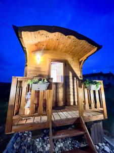 domek z dwoma doniczkami na pokładzie w obiekcie Romantic Gipsy w mieście Ivrea
