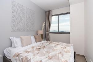 Ein Bett oder Betten in einem Zimmer der Unterkunft Unixx Pattaya by Alvin