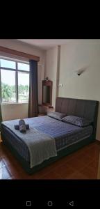 Katil atau katil-katil dalam bilik di Glory beach resort 2 bedroom seaview apartment
