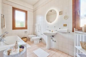 La salle de bains est pourvue d'un lavabo, d'une baignoire et de toilettes. dans l'établissement Le Vigne del Gallo, à Farra di Soligo