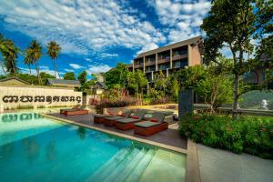 拉邁的住宿－Thai Fight Hotel，一座带躺椅的游泳池位于大楼旁