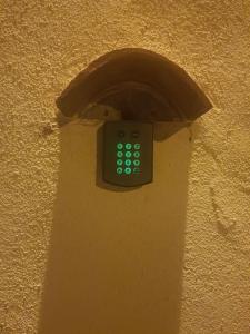 a remote control on the side of a wall at Superbe appartement avec jacuzzi et extérieur in Perpignan