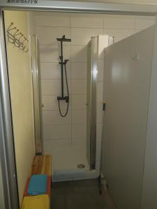 a shower in a room with a bench in a bathroom at Barrel -schlafen im Fass in Gorleben