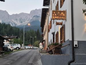 Výhľad na hory alebo výhľad na hory priamo z of the bed and breakfast