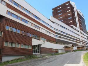 un edificio con una strada davanti di Appartement Vars, 1 pièce, 2 personnes - FR-1-330B-131 a Vars