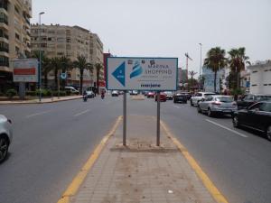 een straatbord aan de kant van een weg met auto's bij Champs Elysee in Casablanca
