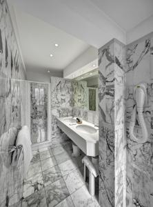 A bathroom at Hotel Vittoria