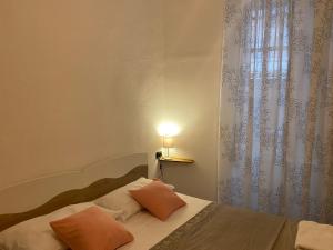 A bed or beds in a room at Scalinata Vernazza Little House