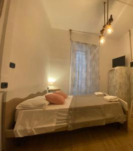 A bed or beds in a room at Scalinata Vernazza Little House
