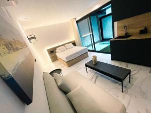 una sala de estar con un sofá y una cama en Apartamentos Turísticos Córdoba Boutique Con jacuzzi, en Córdoba