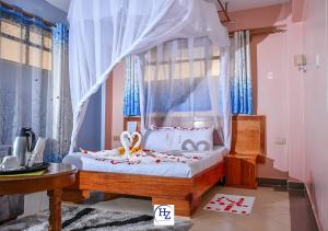 KisiiHotel Zesper的带天篷床的卧室