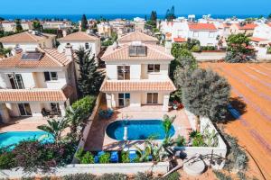 een luchtzicht op een huis met een zwembad bij Villa Pant Poly in Protaras