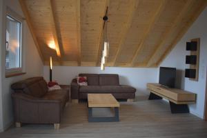 ein Wohnzimmer mit einem Sofa und einem Tisch in der Unterkunft Sauers Schwarzwaldglück in Appenweier