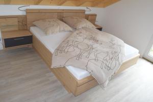 Postel nebo postele na pokoji v ubytování Sauers Schwarzwaldglück