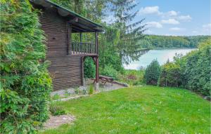 dom z tarasem i widokiem na jezioro w obiekcie Cozy Home In Stara Dobrzyca With Wifi w mieście Rusinowo