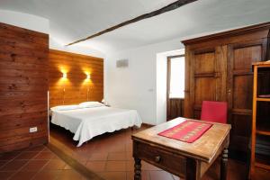 1 dormitorio con 1 cama, 1 mesa y 1 silla en Il Mulino Di Mattie en Bussoleno