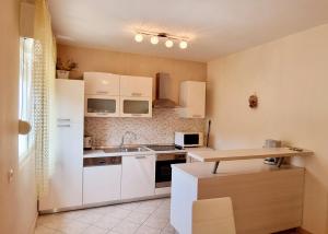 Kuchyňa alebo kuchynka v ubytovaní Apartman Anka