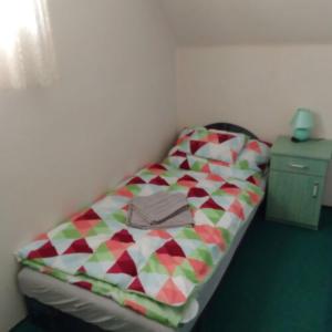 a small bed in a room with at István Apartman in Tiszafüred