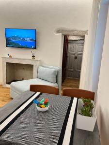 een woonkamer met een tafel en een bank bij Dimora Elle in La Maddalena