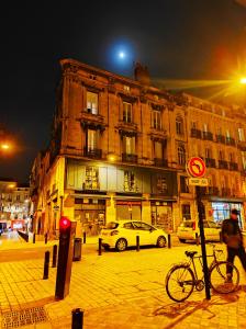 un bâtiment situé dans une rue de la ville la nuit dans l'établissement Studio Bordeaux, à Bordeaux
