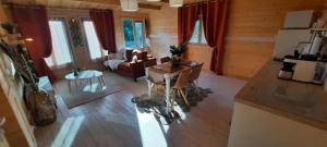 ein Wohnzimmer mit einem Sofa und einem Tisch aus der Luft in der Unterkunft Chalet 1 chambre 2-4 personnes in Villainville