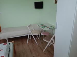 une chambre avec un lit, une table et des chaises dans l'établissement Privat Jana, à Vyšnie Šuňava