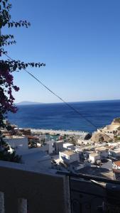 Vue sur une ville avec l'océan en arrière-plan dans l'établissement Iro Hotel, à Agia Galini