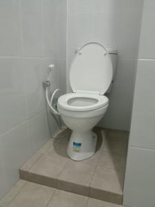 a bathroom with a white toilet in a stall at Ida´s House- Holiday Home in Midang