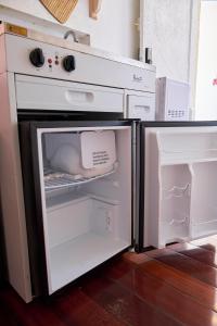 een open oven met open deur en een koelkast bij Migue´s Tiny Miami Alcove in Miami