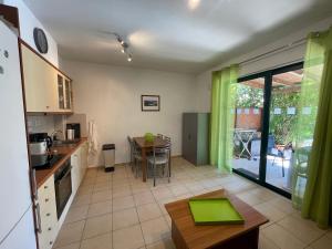 eine Küche und ein Esszimmer mit einem Tisch und einem Tisch in der Unterkunft Villa Oscania in Georgioupoli