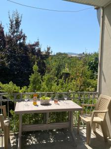 uma mesa com duas bebidas num pátio em Valiko house in Telavi em Tel Avi