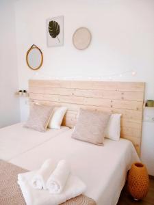 1 dormitorio con 1 cama con sábanas y almohadas blancas en Casa Ilda (Gran Alacant), en Gran Alacant