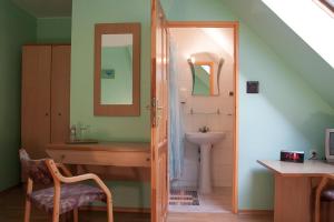een badkamer met een wastafel en een toilet in een kamer bij Hotel Aeroplan in Zielona Góra