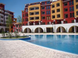 una piscina al centro di alcuni edifici di APARTMENT DELUXE MARINA CAPE 4 stars complex 33 6 ad Aheloy