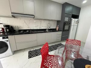 A cozinha ou cozinha compacta de Apartamento Confortável Guarujá